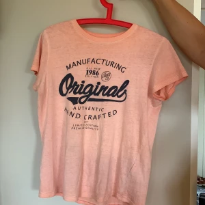 aprikosfärgad t-shirt  - fin t-shirt i bra skick 