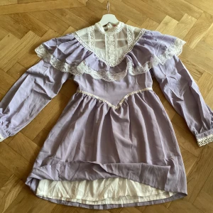 kort klänning - Fin kort klänning med spets krage. Använd endast 3 gånger.