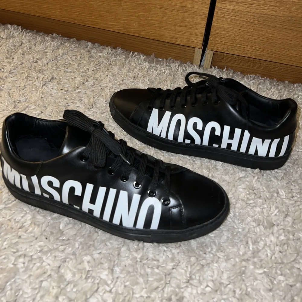 Säljer mina Moschino skor då det bara blivit ståendes i garderoben senaste året. Dom är i fint skick då det inte förbrukats så mycket! Storlek: 43  Nypris 2800kr. Skor.
