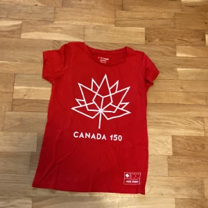 Röd Canada tshirt  - Super snygg canada tshirt, Änvänd några fåtal gånger, för barn.