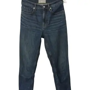 Jeans från Everlane, modell The cheeky jean. Använd, men utan anmärkning.  Storlek: 25 regular Material: 98% bomull 2% elastan Nypris: 1060 SEK
