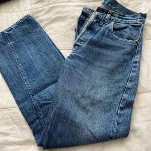 Säljer dessa snygga Levis jeans. Har köpt dem second hand och de har därmed några slitningar (se bild) men inget som syns. Kan varken se modell eller storlek men de är raka med medelhög midja och skulle uppskatta storleken till Xs 