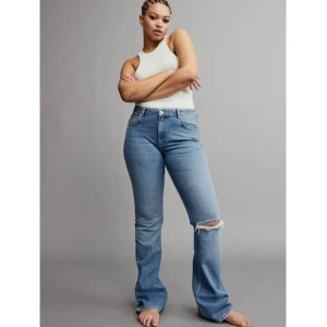 Gina tricot jeans - Jätte fina boot cut jeans med hål vid känt,själer på grund av att dom inte riktigt sitter som jag hade velat ientligen och har inte kvittot kvar att lämna tillbaka dem därför har dom prislappen o allt kvar 