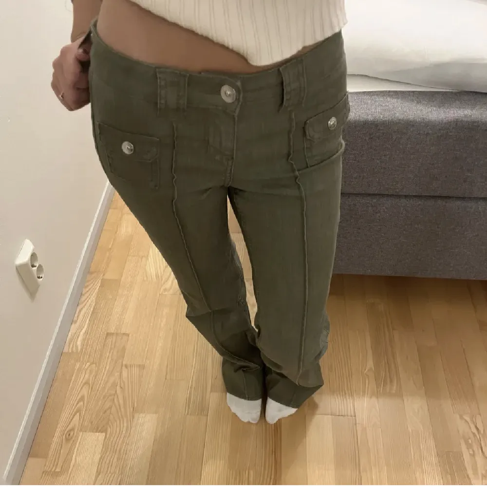 Säljer dessa helt nya lågmidjade jeansen från H&M i storlek 38 💞 . Jeans & Byxor.