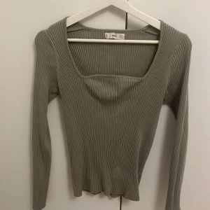 Ribbad tröja  - Hej,  Säljer en ribbad tröja från mango. Storlek är L men den är väldigt liten i sin storlek så hade kunnat gå för M och S 