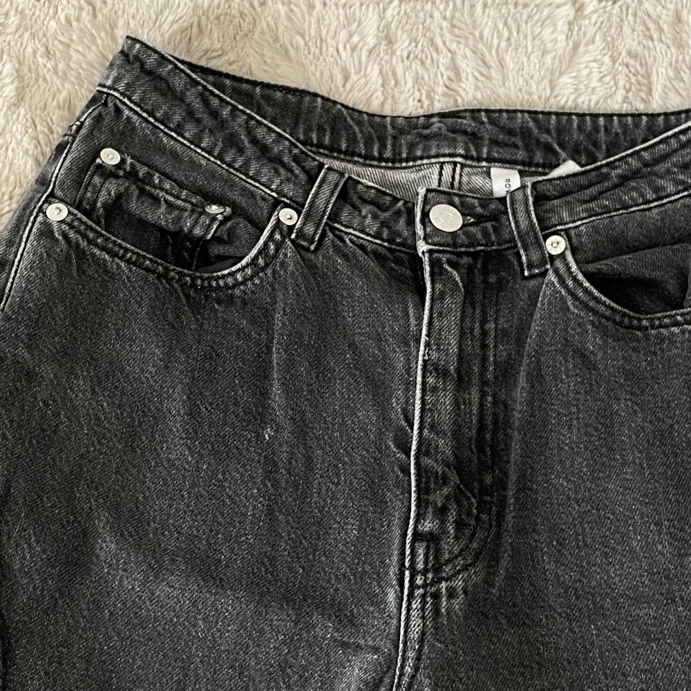 Jätte snygga Rowe jeans i storlek 27/30 från Weekday. De ser skrynkliga ut för de är nytvättade. Använt skick och en litet märke, se bild 2 ⚡️  Skriv för fler bilder eller frågor🫶🏼. Jeans & Byxor.