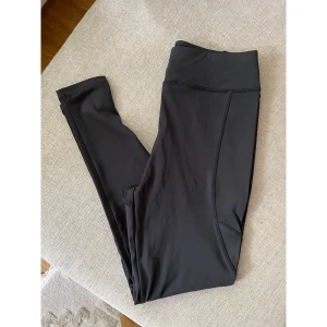 Träningsthigts  - Träningstights från Asos egna märke.  Storlek 40. Aldrig använda. 