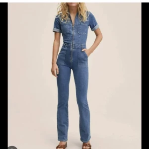 Jeansdress Mango  - Säljer min fina jeansdress från Mango i storlek S. Har fler bilder. 