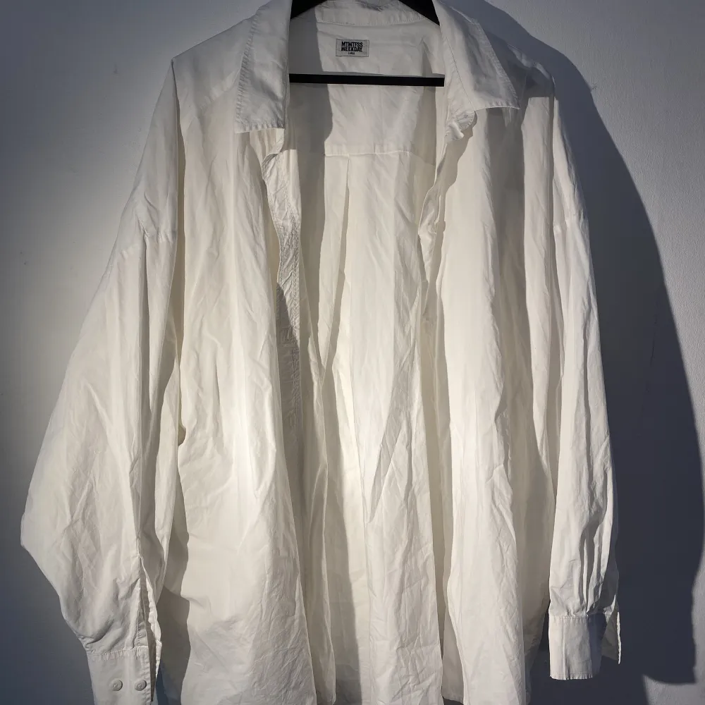 White oversized shirt, quite used, from Weekday, size L. Skjortor.