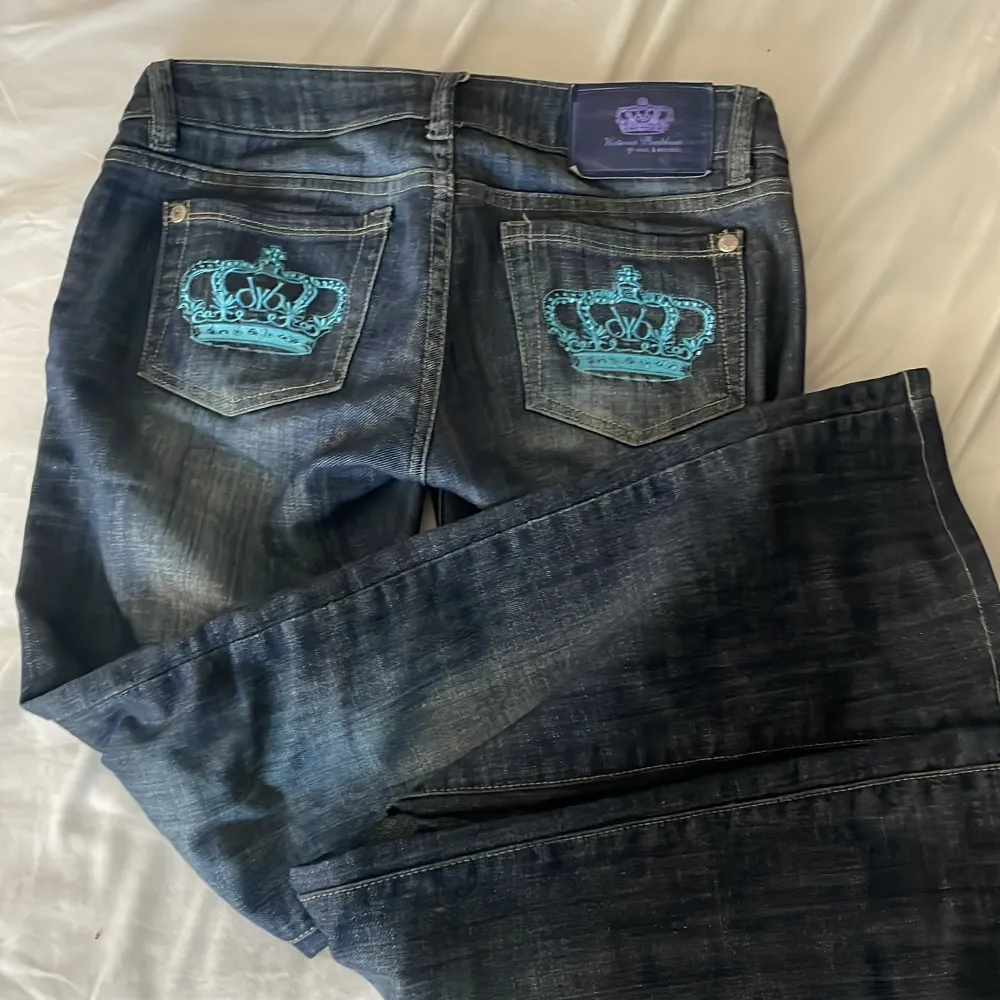 Adda min snap om ni är intresserade ❤️snap: lhagerius ❤️Mina fina Beckham jeans super alla diamanter är kvar dom är utsvängda och lågmidjade vill bara se om några är intresserade❤️bra längd för mig som är 163-164. Jeans & Byxor.