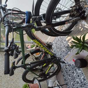 Cykeln är i bra skick likaså bromsar och däck. Continental på båda.  Shimano deore xt växlar. Kvalitécykel som är grym för att cykla i skogen med bra komfort. Medföljes kättinglås Nypris ca 15 000, priset går att förhandla Finns i Göteborg. 