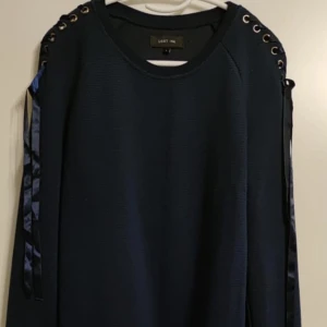 Blus -  Fint skick Tröja 👉Märke:Lost Ink 👉Storlek: L (men som M) 👉Pris: 120:- 🌱Rökfritt finns kanariefågel hemma
