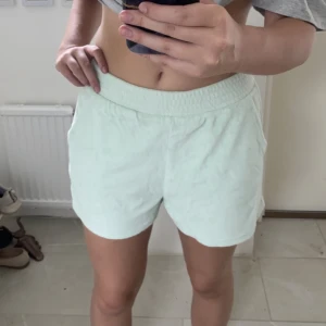shorts  - gröna shorts från gina tricot. pris går att diskutera. 