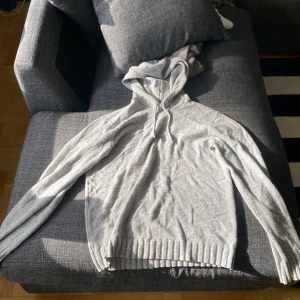 Stickad hoodie  - Skit snygg stickad hoodie från dressman! Använd fåtal gånger! Hör av vid intresse!