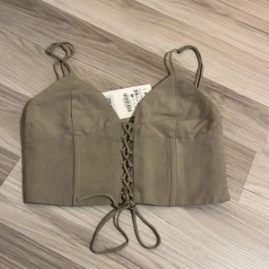 Jättesöt beige zara topp - Jättesöt zara topp med dragkedja och strech som aldrig kommit till användning då den tyvärr var för liten! Stl Xs