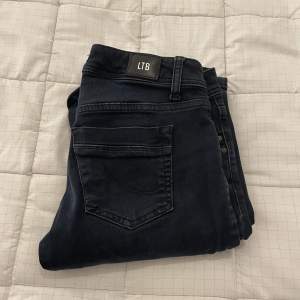 Mörkblåa ltb jeans som inte är andvända så mycket, nypris 799 men sälj för 650