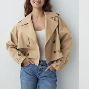 Short trenchcoat - Säljer min fina trenchcoat, använd två gånger. Den är fortfarande i väldigt fint skick. 🩷