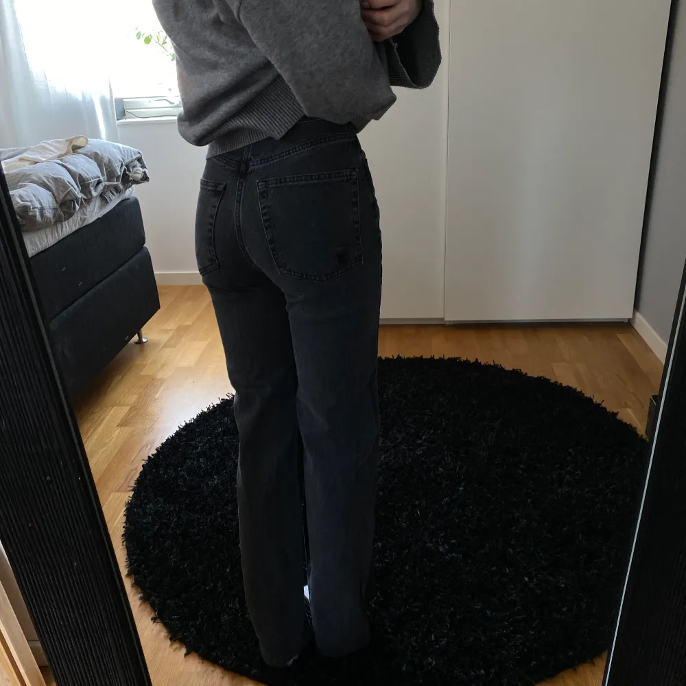 Supersköna å fina jeans från Pull&bear i storlek 32 i en grå/svart färg, hål på bakfickan (bild 3) 100kr + frakt. Jeans & Byxor.