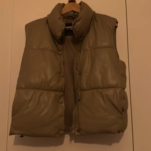 Dunväst - En fin grå/brun dunväst från Zara. 