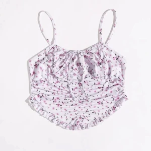 Blommig topp - Så söt blommig topp som tyvärr inte kommit till användning. Passar stl s-m.