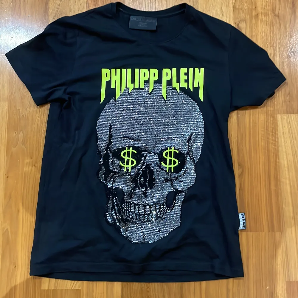 Säljer min äkta Philip Plein T-shirt men har tappat bort kvittot tyvärr  priset kan diskuteras vid intresse eller snabbaffär, den är i nyskick andvänd 1-5 gånger. T-shirts.