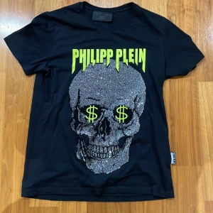 Philip plein T-shirt  - Säljer min äkta Philip Plein T-shirt men har tappat bort kvittot tyvärr  priset kan diskuteras vid intresse eller snabbaffär, den är i nyskick andvänd 1-5 gånger