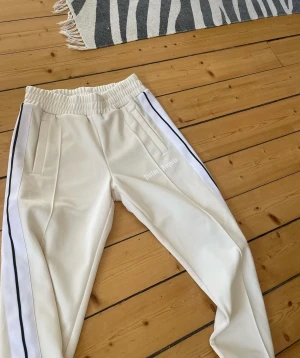 Palm angels byxor - Tja! Säljer nu ett par sjukt snygga och limiterade palm angels byxor i size S. Cond 9/10. Pris 2199kr