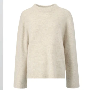 Stickad tröja - Stickad tröja från Gina tricot som är helt slutsåld, färgen oat melange🩷Använd 2 gånger