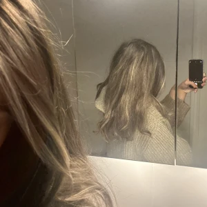 Mysig Stickad höst tröja  - Säljer denna tröja eftersom den inte kommer till användning. Den är endast använd fåtal gånger. Den är oversized i storlek känns som M. Köpt för 599kr. Säljer för 250kr