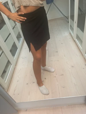 Svart kjol - Säljer denna fina kjolen ifrån Hm. Aldrig använd och prislappen är kvar💗