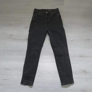 Svarta högmidjade Mom jeans från H&M. De har knappgylf och är i bra skick. Nypris 199kr. Storlek 36.