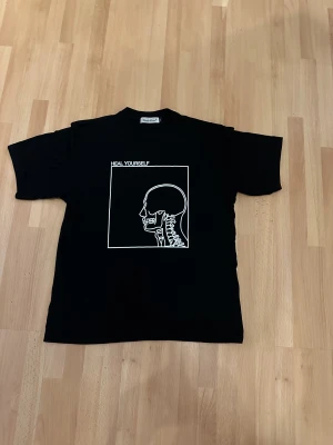 Undercover Tischa - En riktigt snygg Undercover tischa som tyvärr inte använts på ett år. Köpt sommaren 22’ och använd 5-10 gånger den sommaren men sedan bara legit. Kvitto finns och är fast vid priset där jag inkluderar frakt! Sitter som en Boxy S typ men passar M riktigt ✌️