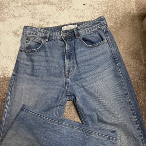 Highwasted straight leg jeans  - Ett par blåa jeans med hög midja och rak modell