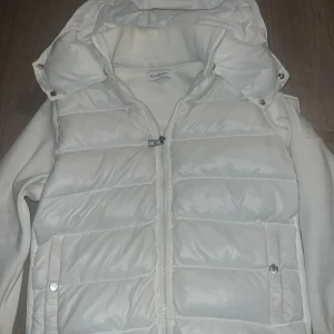 Vit monclare cardigan, går att ta av luvan, storlek 1/small knappast använd kände att den va lite för liten. - Vit, monclare cardigan nfc patch.