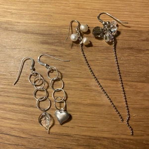 Handgjorda örhängen  - Två par superfina örhängen. Säljs gärna tillsammans men är öppen för ändring om man bara vill ha ett par. Pris kan då diskuteras.
