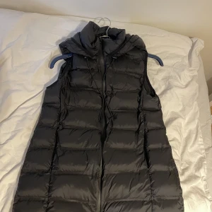 Populära Zara västen - En svart enkel och lång väst som sitter snyggt på. Köptes för 500. 