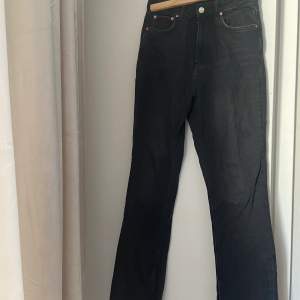 Säljer dessa offbalck jeans från Gina, sååå snygga! Det är från petite kollektionen och i storlek 34!💖