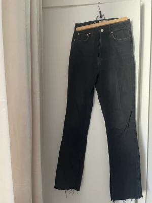 Gina Tricot svarta jeans  - Säljer dessa offbalck jeans från Gina, sååå snygga! Det är från petite kollektionen och i storlek 34!💖