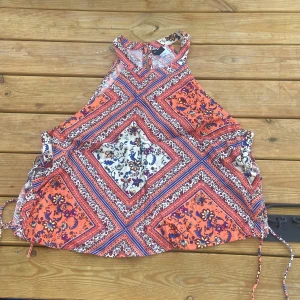 Linne - Linne från H&M med snörning på sidorna Knappt använd o finns inga defekter på den☺️