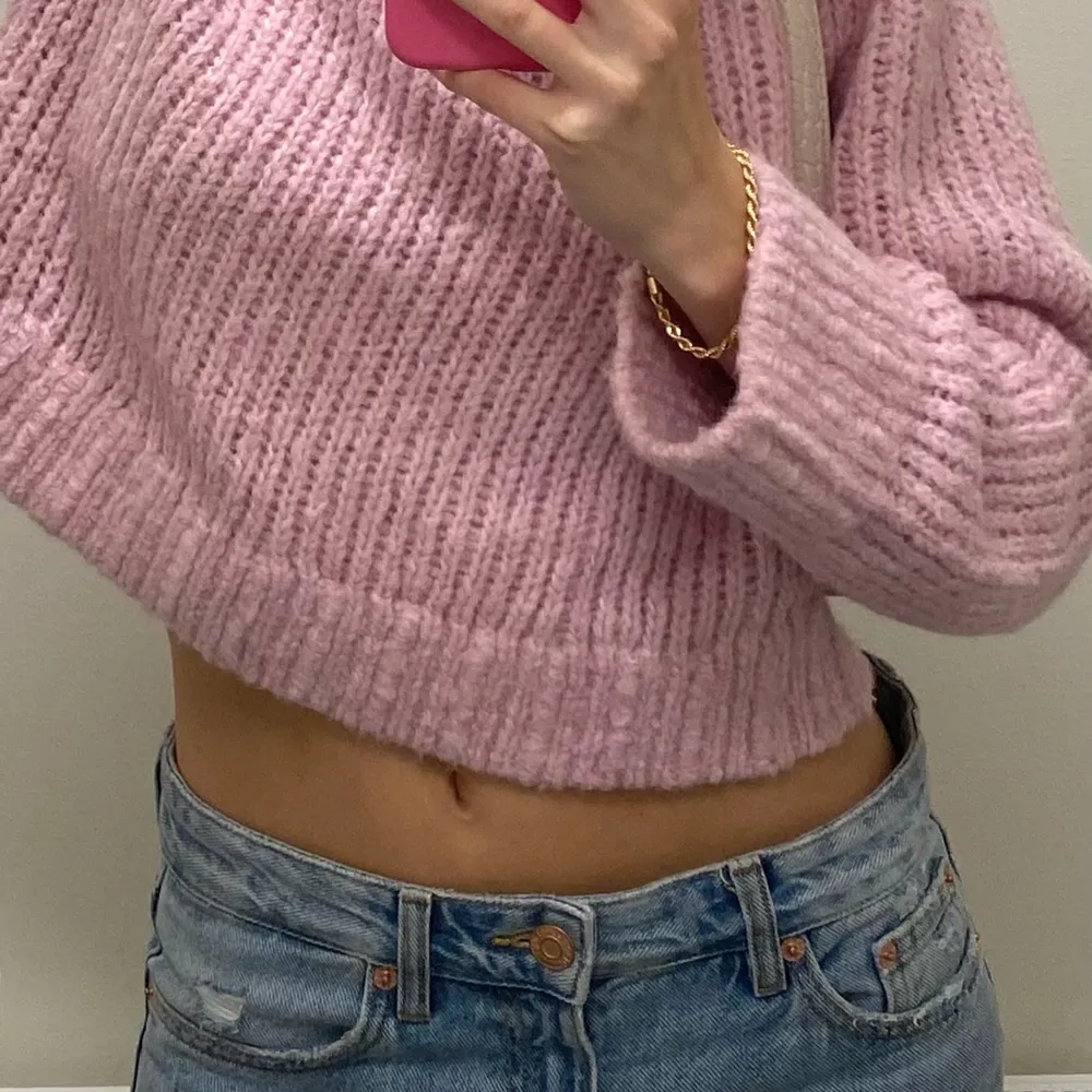 Säljer denna super fina rosa stickade tröjan från Weekday då den inte kommer till användning!. Stickat.