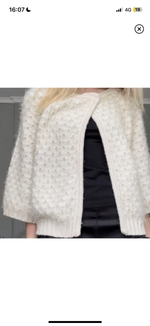 Stickad kofta - Söt stickad kofta med trekvartslånga ärmar, köpt här på Plick men i fint skick. Har inga synliga defekter😊