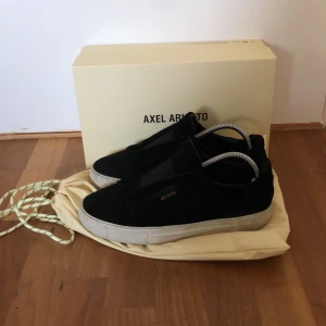 Axel Arigato laceless - Tjena säljer nu mina Arigatos clean 90 laceless Skick 8/10 Retail ca 2500