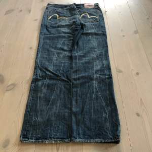 Vintage Baggy Evisu jeans  - Size: Midja 44cm, längd 115cm  - Skick: 8/10  OBS! Mitt ansvar upphör när paketet är inlämnat.