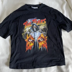 Svart T-shirt med tryck  - Svart T-shirt med The Tears tryck. Från Junkyard. Skriv för fler bilder eller för att se hur den sitter på!💕
