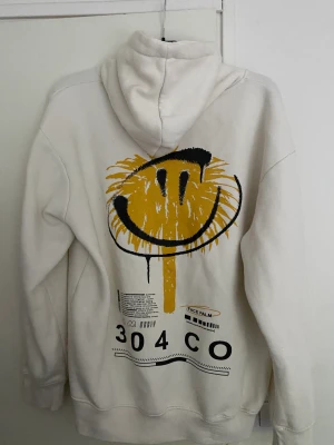 Vit hoodie - En superfin vit hoodie med tryck på ryggen!! Hoodien är i ett jättebra skick, man känner knappast att den har vari använd🌟 Jättego och skön nu till hösten🌨️🍁 Kontakta mig för mer information eller bättre bilder!!
