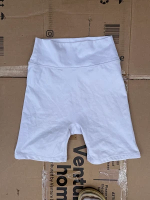 Gym shorts - Använda 1 gång, därav nyskick! Gjort på återvunnet material och köpta för 650kr