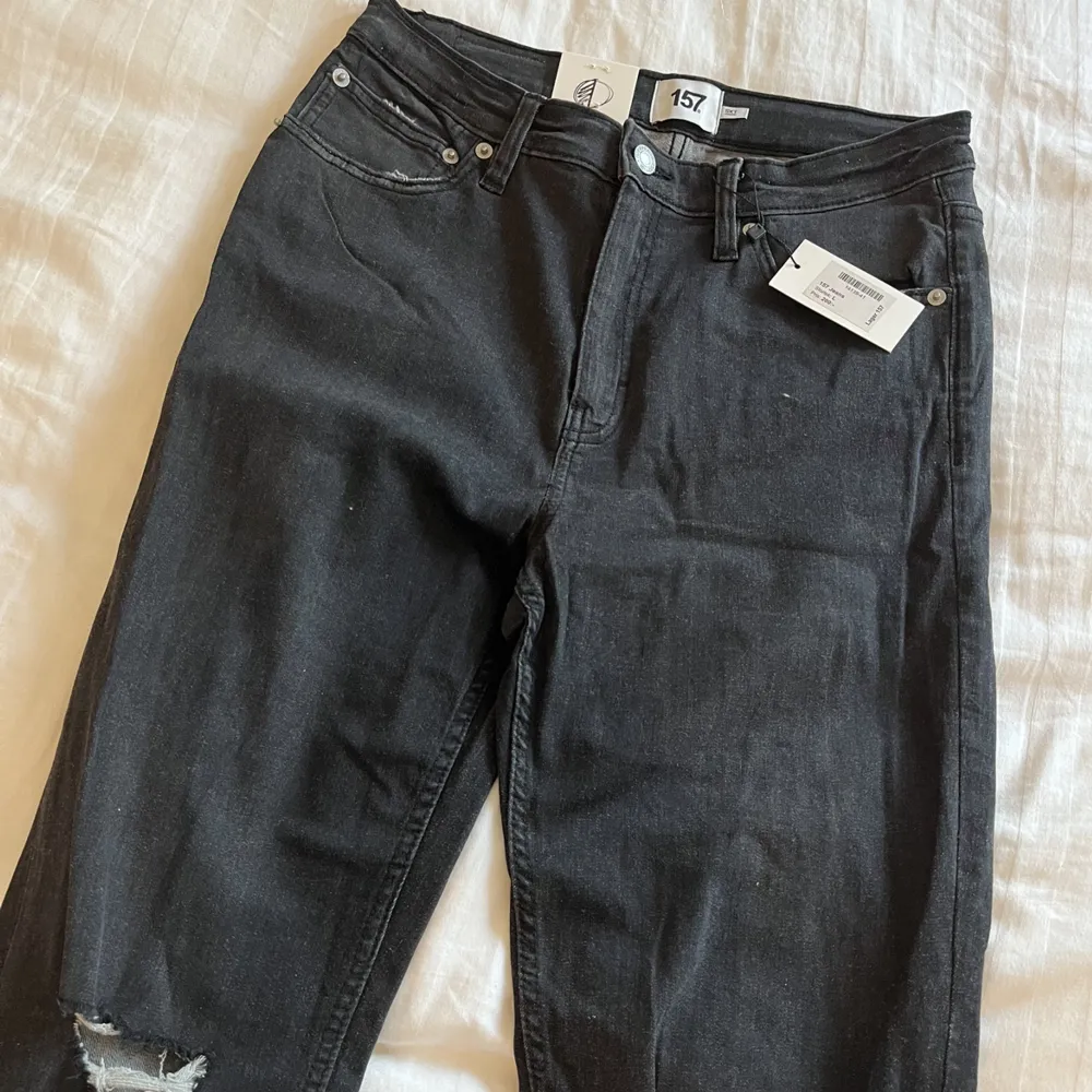 Helt oanvända jeans från Lager 157 i storlek L. Jeans & Byxor.