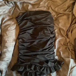 Gullig halv lång kjol