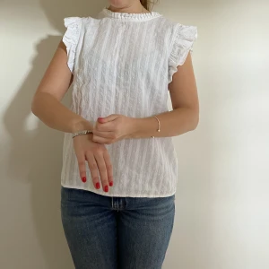 Ur söt topp  - Super söt vit blus från Lovie & Co