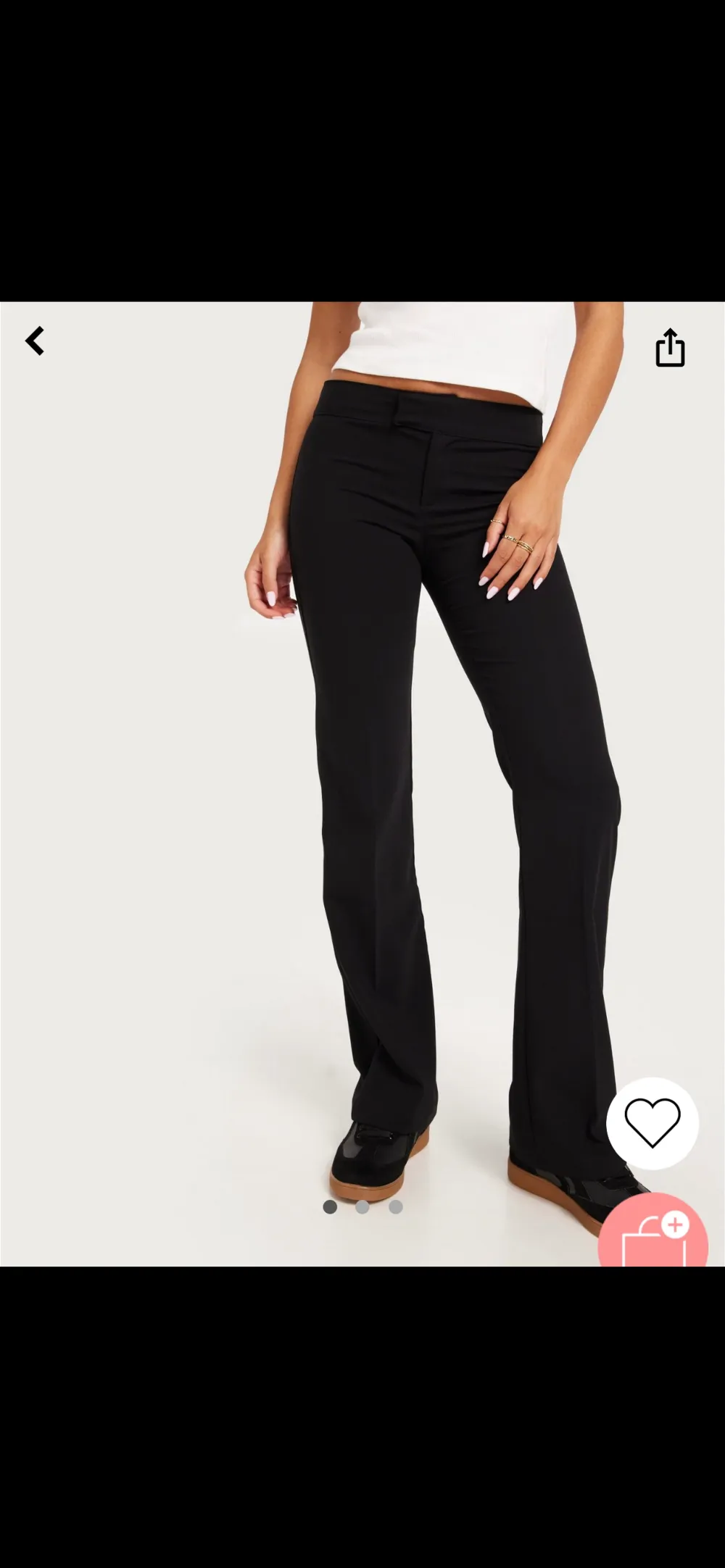 Säljer dessa fina trendiga oanvända kostymbyxorna från nelly då dom ej passade. Skulle säga dom passar en 38 & 40. Köptes för 399 kr men säljer de för 300 kr!💛. Jeans & Byxor.